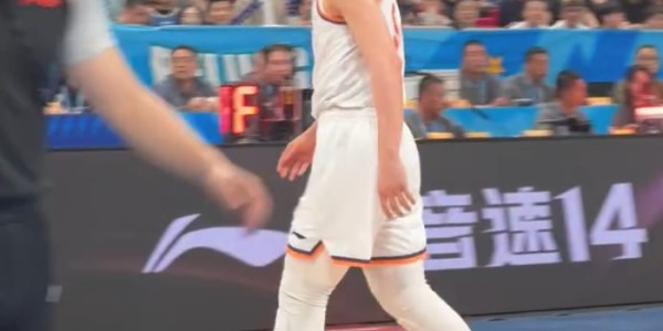 王哲林24+17成现役总分王！上海险胜北京取19连胜 弗格36+9三分|古德温|三分球|CBA|杰曼|翟晓川_新浪体育_新浪新闻