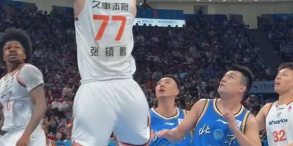 王哲林24+17成现役总分王！上海险胜北京取19连胜 弗格36+9三分|古德温|三分球|CBA|杰曼|翟晓川_新浪体育_新浪新闻
